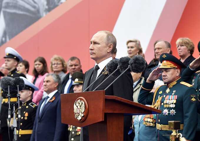 Путин на Красной площади обратился к военным